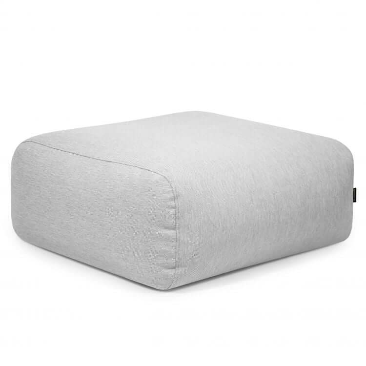El TUBO 80 CASA Puf cuadrado de tejido suave lavable (85×85×38 cm) es un asiento moderno y cómodo para interior o exterior, en color gris claro con bordes redondeados, ideal para cualquier espacio; se muestra sobre fondo blanco.