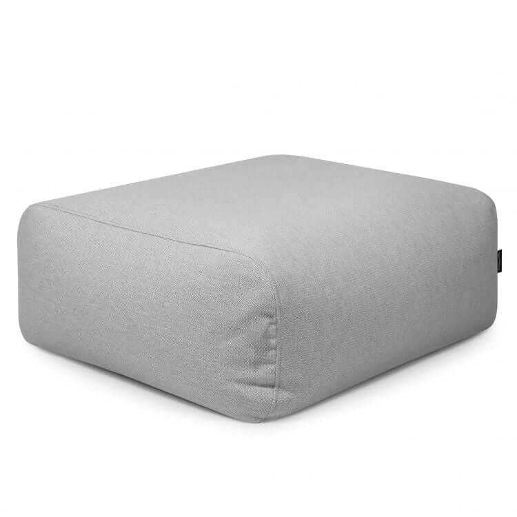 El Puf cuadrado TUBE 80 DUNES (85×85×38 cm), de tejido transpirable y lavable, es moderno y apto para interior y exterior; asiento flexible ideal para cualquier espacio. Se muestra sobre fondo blanco.
