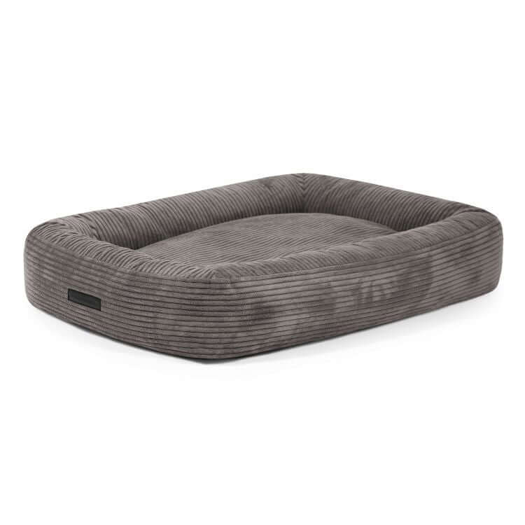 Cama rectangular para perro de terciopelo acanalado DOG BED 100 WAVES (100×70×20 cm) en gris, con bordes elevados y superficie acolchada, brindando comodidad y fácil limpieza a tu mascota.