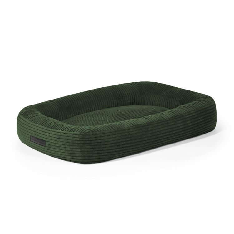 Cama para perro de terciopelo acanalado DOG BED 75 WAVES (75×60×18 cm), color verde oscuro, con laterales elevados y entrada frontal baja, fotografiada sobre fondo blanco.