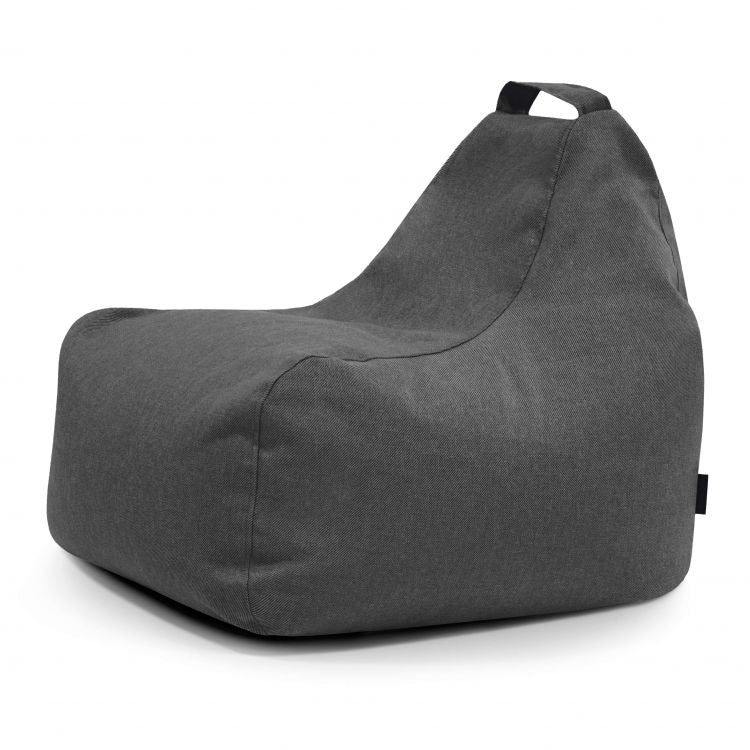 El Bean Bag Game Riviera - uso exterior es un bean bag infantil de tejido gris oscuro con respaldo alto y asa superior pequeña, ideal para cualquier espacio infantil, mostrado sobre fondo blanco liso.