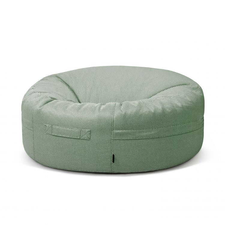 La ROLL 135 CAPRI es una otomana redonda de tela hidrófuga (135×135×50 cm) en verde claro con una sutil textura, perfecta para salones modernos, mostrada sobre un fondo blanco liso.