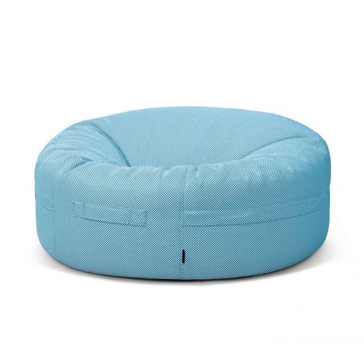 El Puff gigante redondo ROLL 135 CAPRI de 135×135×50 cm, en tejido azul repelente al agua, ofrece un asiento moderno y cómodo para tu salón, perfecto para cualquier espacio.
