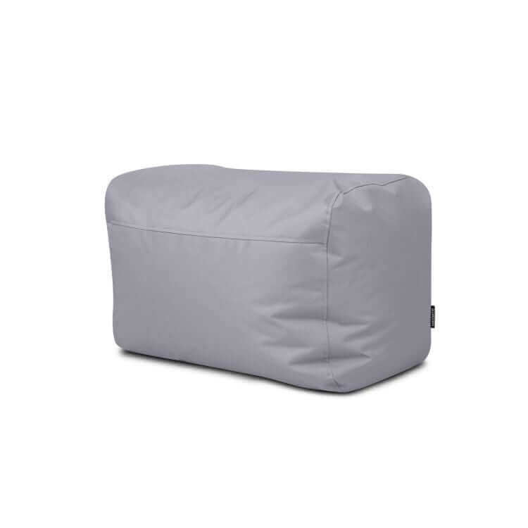 El Pouf rectangular de tela impermeable brillante PLUS 70 OX, compacto y ligero (70×60×45 cm), en color claro y acabado moderno, es perfecto como asiento para dormitorio o salón. Ideal para espacios contemporáneos.
