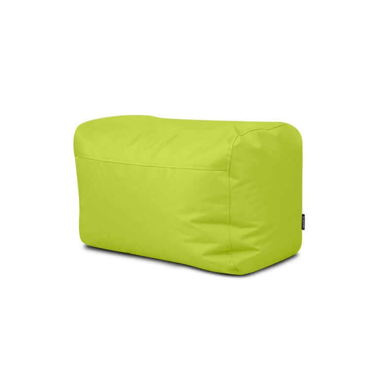 El PLUS 70 OX es un moderno puf rectangular de tela impermeable brillante (70×60×45 cm) de color verde lima, compacto y ligero, ideal para dormitorio o salón, que ofrece un asiento elegante sobre una superficie lisa, mostrado sobre fondo blanco.