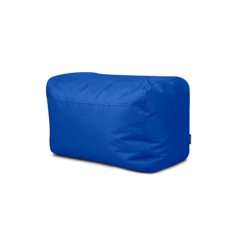 Un puf rectangular PLUS 70 OX compacto y ligero (70×60×45 cm) con una funda de tela brillante e impermeable en color azul, ideal para dormitorios o salones modernos, en la imagen sobre fondo blanco.