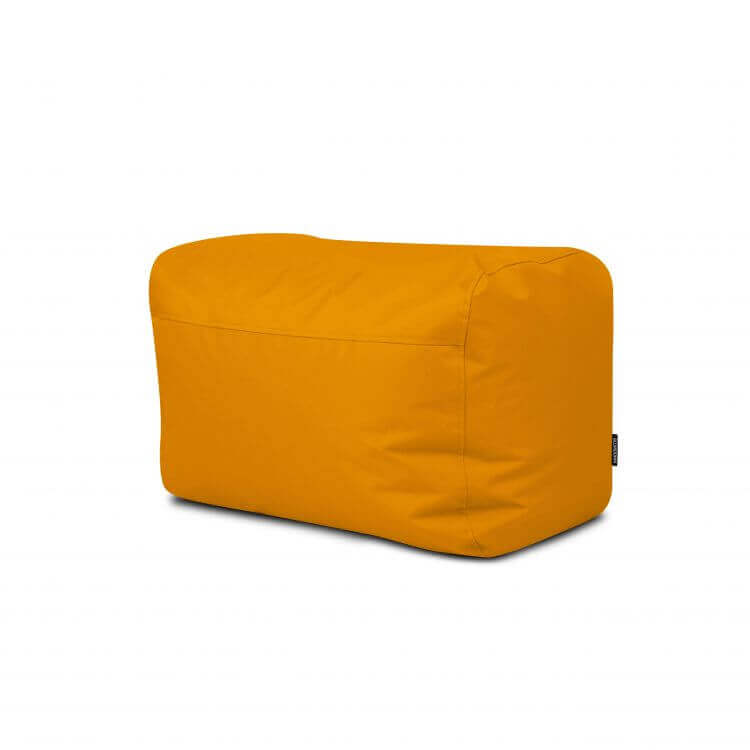 El Pouf rectangular PLUS 70 OX, de tela impermeable brillante y compacto (70×60×45 cm), en color mostaza, es ideal para dormitorio o salón y luce sobre fondo blanco.