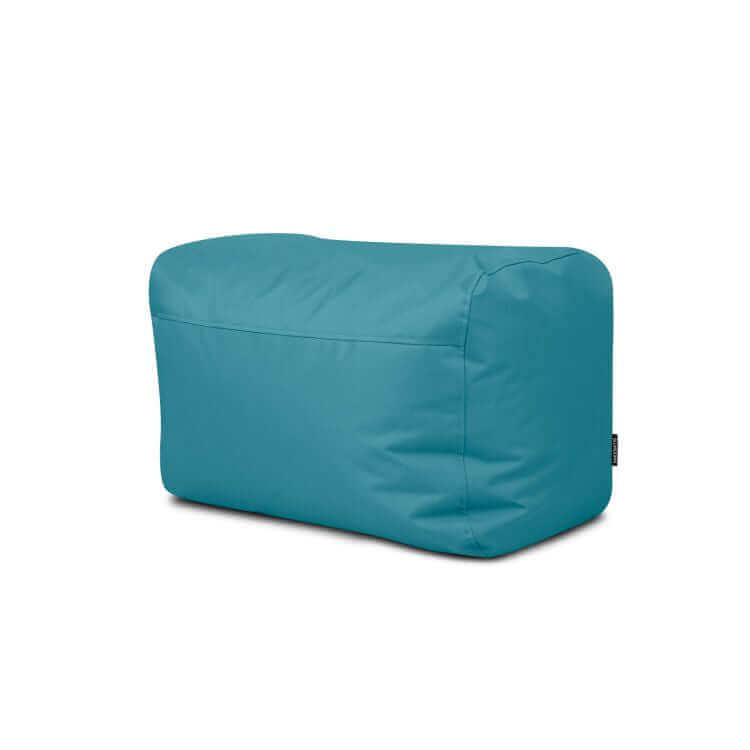 El Pouf rectangular de tela impermeable brillante PLUS 70 OX (70×60×45 cm) es compacto y ligero, ideal para dormitorio o salón. Su diseño moderno en azul aporta estilo y comodidad. Se muestra sobre fondo blanco.