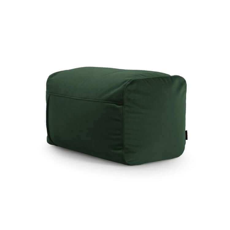 El pouf rectangular de terciopelo compacto y ligero PLUS 70 BARCELONA (70×60×45 cm), en un tono verde oscuro, aparece sobre fondo blanco, siendo un asiento extra moderno ideal para dormitorio o salón.