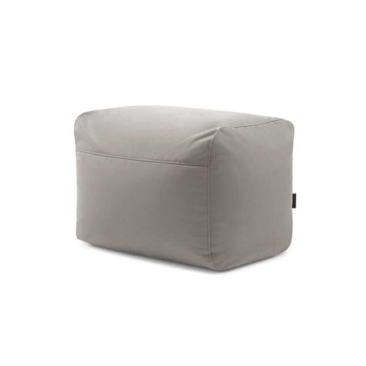 Sobre un fondo blanco descansa una otomana rectangular de color gris claro Pouf Plus 70 Colorin - uso exteriores con bordes redondeados, fabricada con tejido OEKO-TEX.