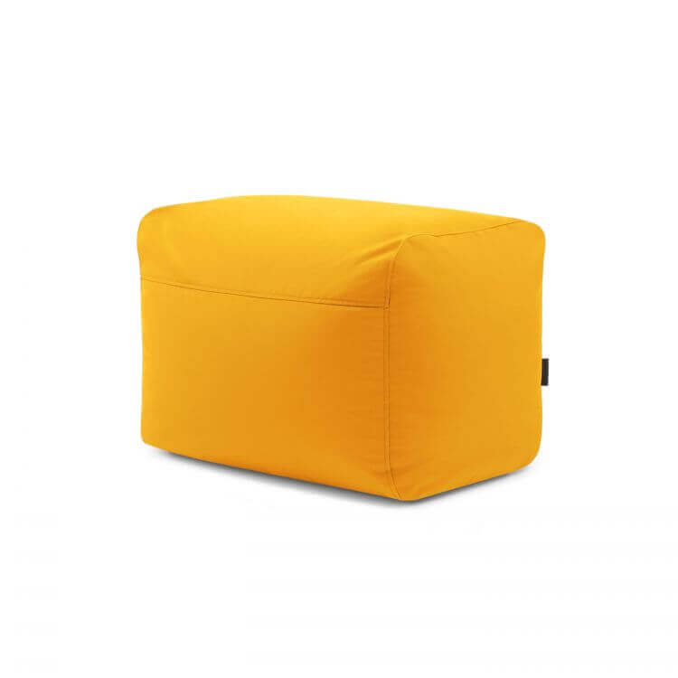 Sobre un fondo blanco liso, un Puf Plus 70 Colorin - uso exterior rectangular amarillo con costuras mínimas, fabricado con tejido OEKO-TEX.