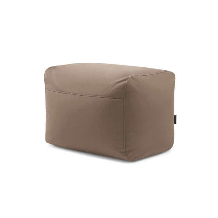 El Pouf Plus 70 Colorin - uso exterior es un puf rectangular de color topo con bordes lisos, una sutil costura cerca de la parte superior y fabricado con tejido OEKO-TEX para mayor comodidad y calidad.