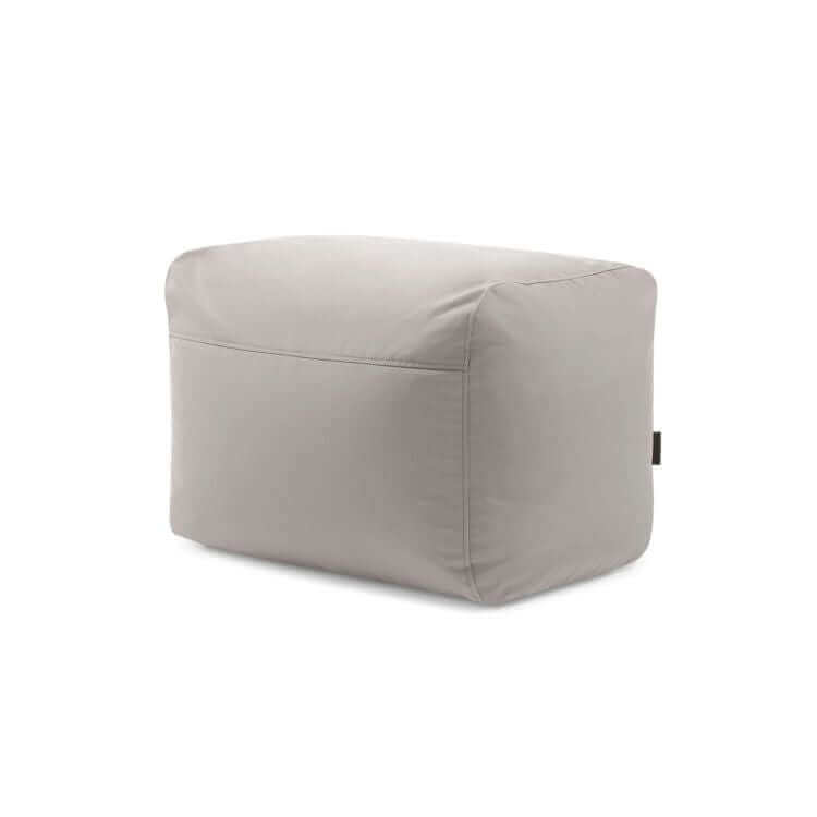 Otomana rectangular Pouf Plus 70 Colorin - uso exteriores de color gris claro, con bordes lisos y diseño compacto, fabricada con tejido OEKO-TEX, sobre fondo blanco liso.