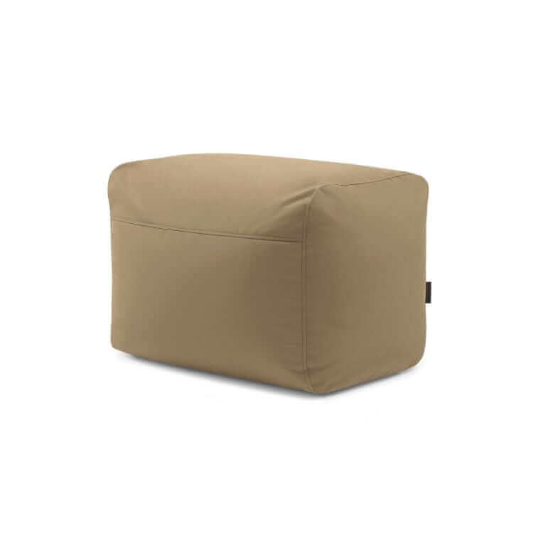 El Pouf Plus 70 Colorin - uso exterior es un puf rectangular de tejido OEKO-TEX de color tostado con bordes suavemente redondeados, que se muestra sobre un fondo blanco. Este puf compacto añade un toque moderno a cualquier espacio y es apto para uso exterior.