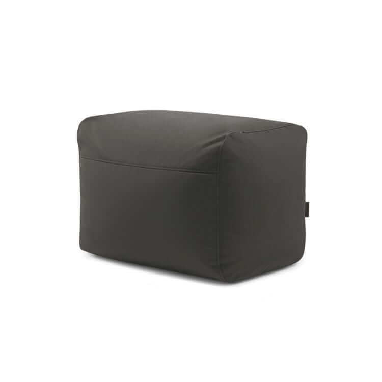 Pouf Plus 70 Colorin - uso exterior otomana rectangular de color gris oscuro con tejido OEKO-TEX liso y bordes limpios, sobre fondo blanco liso. Este elegante puf compacto es perfecto tanto para la comodidad como para el uso en exteriores.