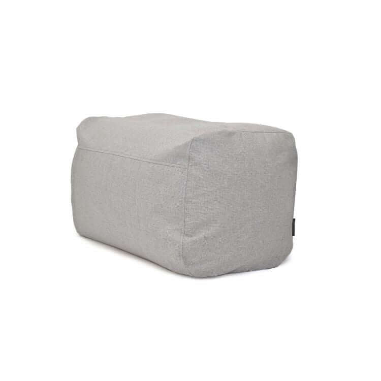 Un pouf rectangular de tela lavable compacto y ligero 70×60×45 cm de PLUS 70 HOME, moderno y gris claro, con costuras visibles, ideal como asiento extra o reposapiés ergonómico, sobre fondo blanco.