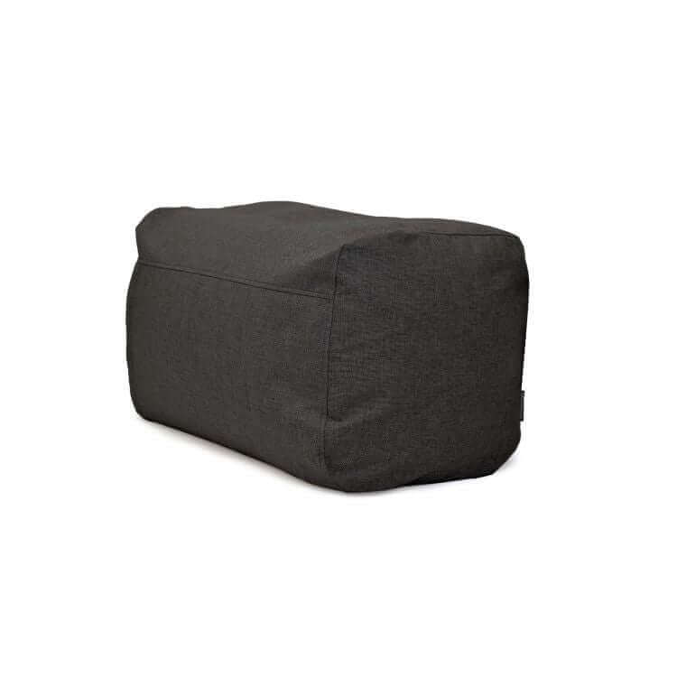 El Pouf rectangular de tela lavable compacto y ligero 70×60×45 cm - PLUS 70 HOME, moderno y gris oscuro, funciona como asiento extra o reposapiés ergonómico para dormitorio y salón. Foto sobre fondo blanco.