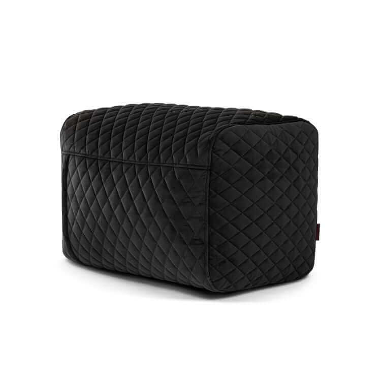 El PLUS 70 LURE LUXE es un compacto y ligero puf rectangular de terciopelo acolchado (70×60×45 cm), moderno, ideal para dormitorio o salón, añadiendo confort y estilo a cualquier espacio.