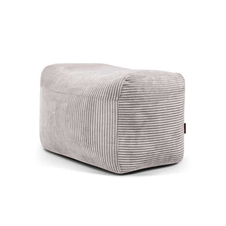 El pouf rectangular de terciopelo acanalado compacto y ligero 70×60×45 cm PLUS 70 WAVES, ideal como asiento auxiliar elegante para dormitorio o salón, aparece sobre fondo blanco.
