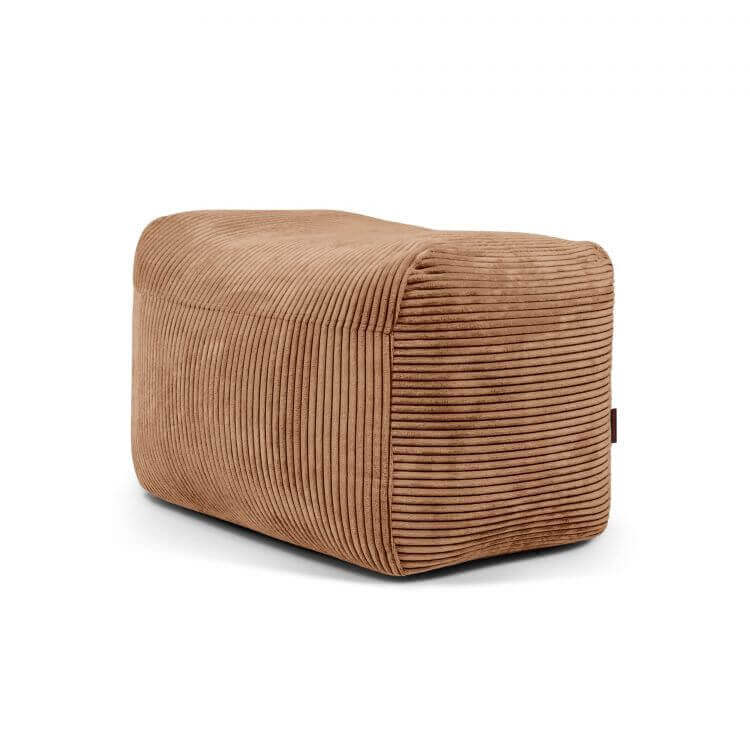 El Pouf rectangular de terciopelo acanalado PLUS 70 WAVES (70×60×45 cm) es compacto y ligero, ideal como asiento auxiliar moderno para dormitorio o salón, presentado sobre fondo blanco.