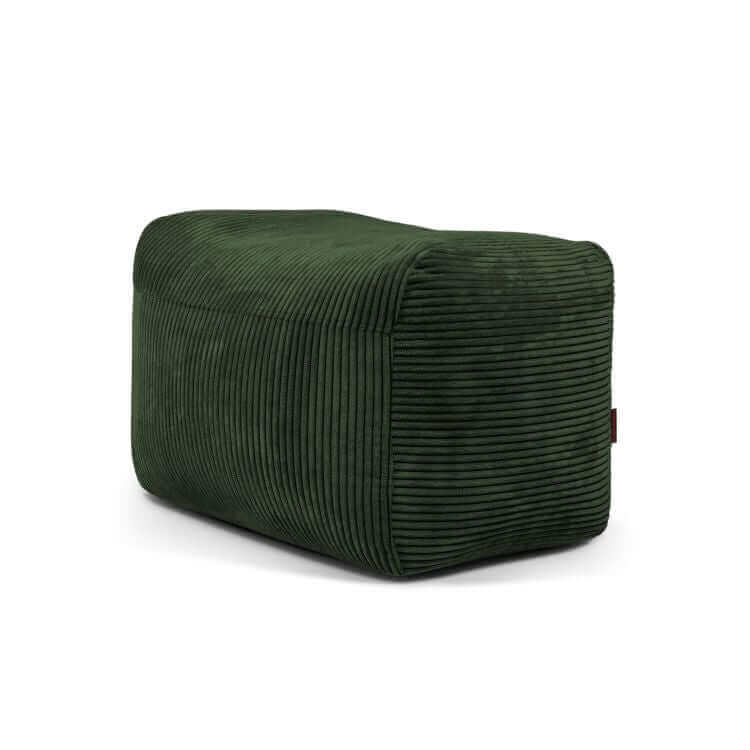 Este asiento auxiliar rectangular en terciopelo acanalado verde oscuro, compacto y ligero, modelo PLUS 70 WAVES (70×60×45 cm), destaca por su diseño moderno y bordes redondeados, expuesto sobre fondo blanco.