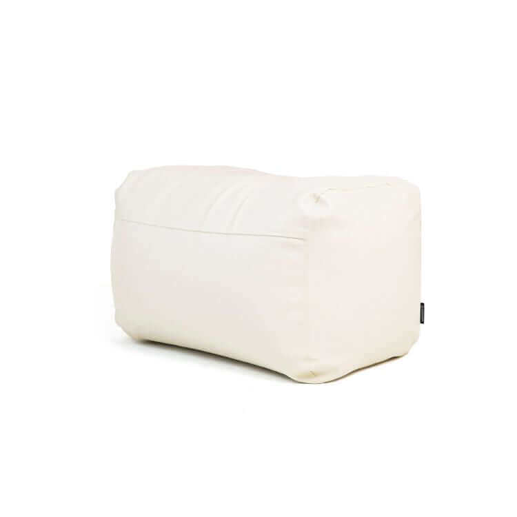 El Pouf Plus 70 Outside es una otomana rectangular de tejido blanco roto y aspecto afelpado, ideal para relajarse al aire libre o aportar comodidad con estilo a cualquier espacio.