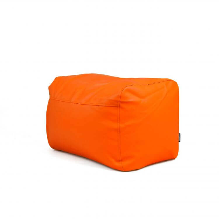 El Pouf Plus 70 Outside - uso exteriores es un bean bag rectangular de color naranja con tapizado liso y diseño impermeable, que se muestra sobre fondo blanco.