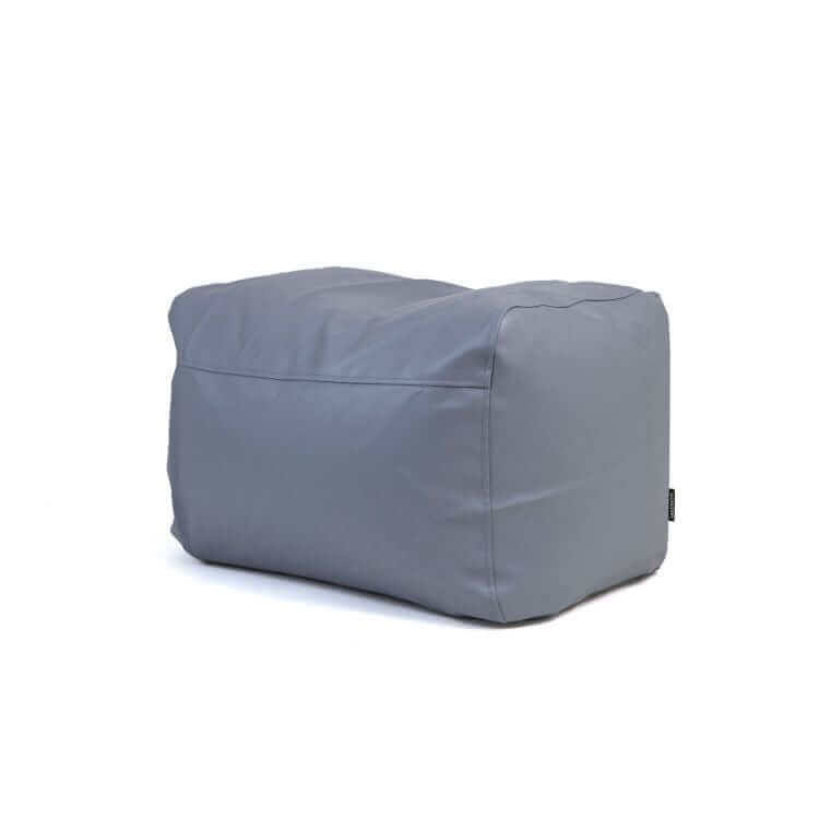 El Pouf Plus 70 Outside es un puf rectangular gris diseñado para uso exterior, que proporciona una opción de asiento versátil para cualquier espacio al aire libre.