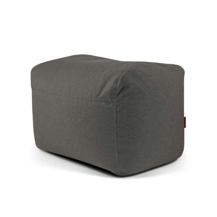 Otomana rectangular Pouf Plus 70 Nordic gris oscuro (70×60×45 cm) de tejido suave y lavable y bordes lisos: diseño compacto, ligero y moderno para el dormitorio o el salón. Se presenta sobre un fondo blanco liso.