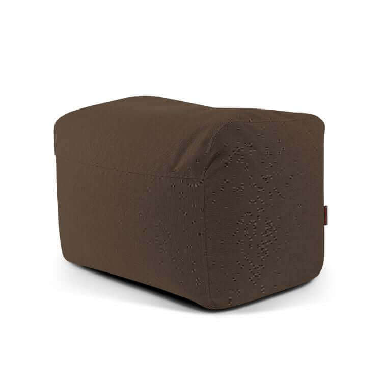 El PLUS 70 NORDIC es un puf rectangular, compacto y ligero (70×60×45 cm) de suave tejido lavable, con bordes cosidos y una parte superior ligeramente redondeada, ideal para dormitorios o salones modernos.