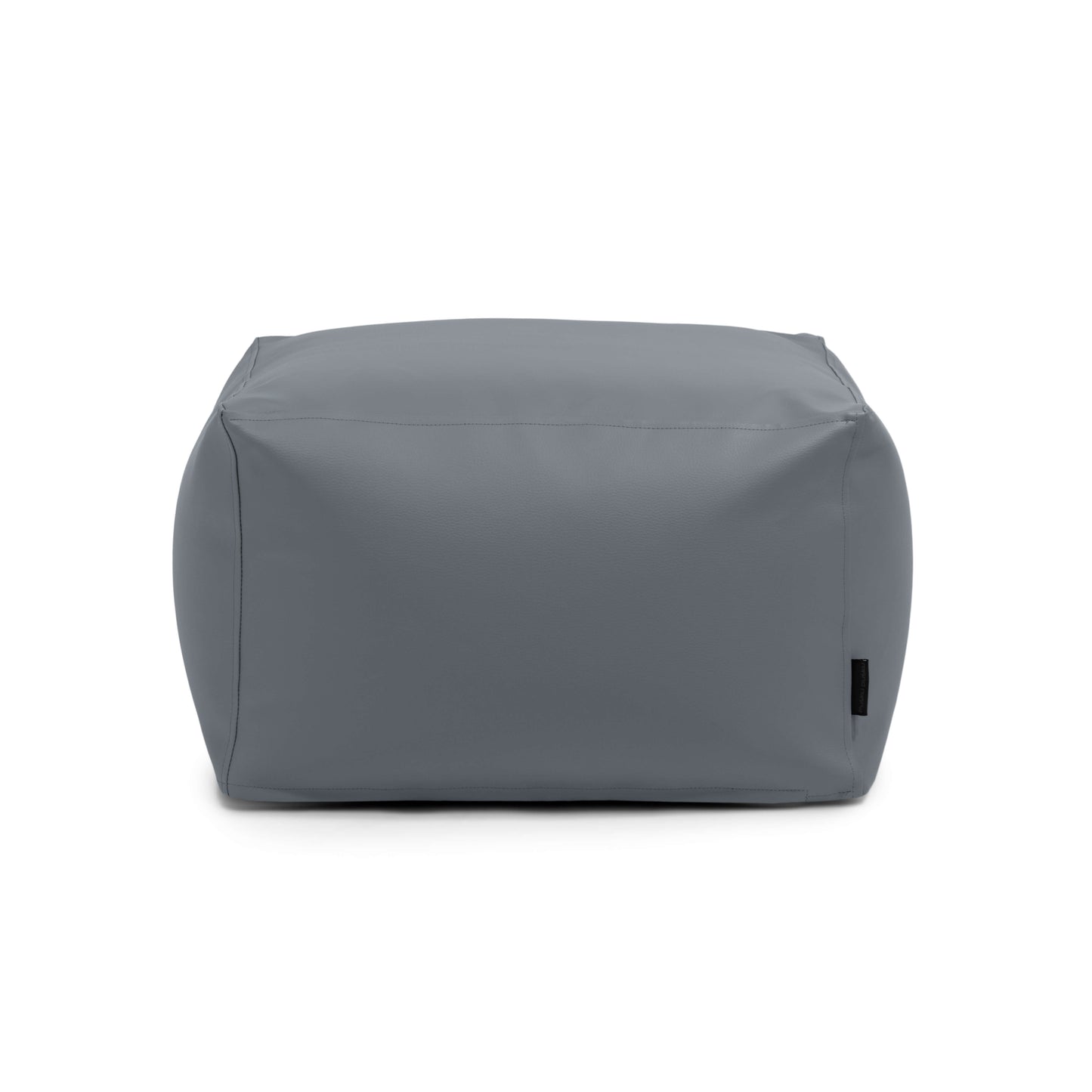 El Pouf Softbox Outside es un puf otomano rectangular de color gris, con el exterior liso y los bordes ligeramente redondeados, diseñado para su uso en exteriores y que se muestra sobre un fondo blanco.