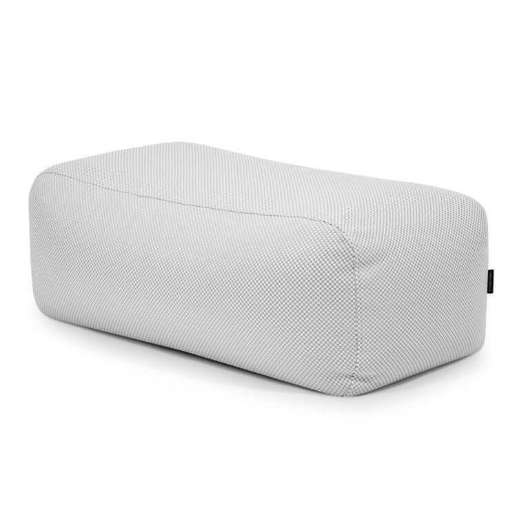 El Puf rectangular de tejido repelente al agua TUBE 100 CAPRI (100×57×38 cm), ideal para interior y exterior, luce un diseño moderno y color gris claro, perfecto como pieza decorativa en cualquier espacio.