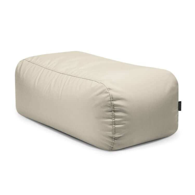 El puf rectangular TUBE 100 COLORIN (100×57×38 cm) de tejido estampado y resistente al sol, ideal para interior y exterior, ofrece un asiento cómodo sobre una superficie de tela lisa en fondo blanco.