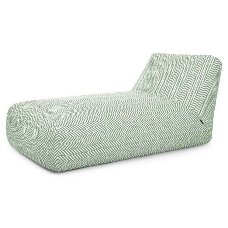 El Bean bag Tube 100 Daybed Zarzuela presenta una moderna tapicería en espiga verde y blanca sobre una estructura baja y acolchada, ideal como elegante chaise lounge de exterior para muebles para exterior.