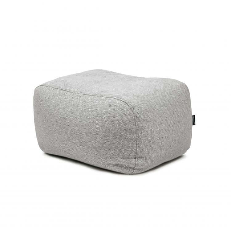 El Bean bag Tube Pouf Dunes - uso exterior es un puf rectangular de color gris claro con un aspecto suave y acolchado y un exterior resistente, perfecto para añadir comodidad y estilo a cualquier espacio. Se muestra sobre un fondo blanco liso.