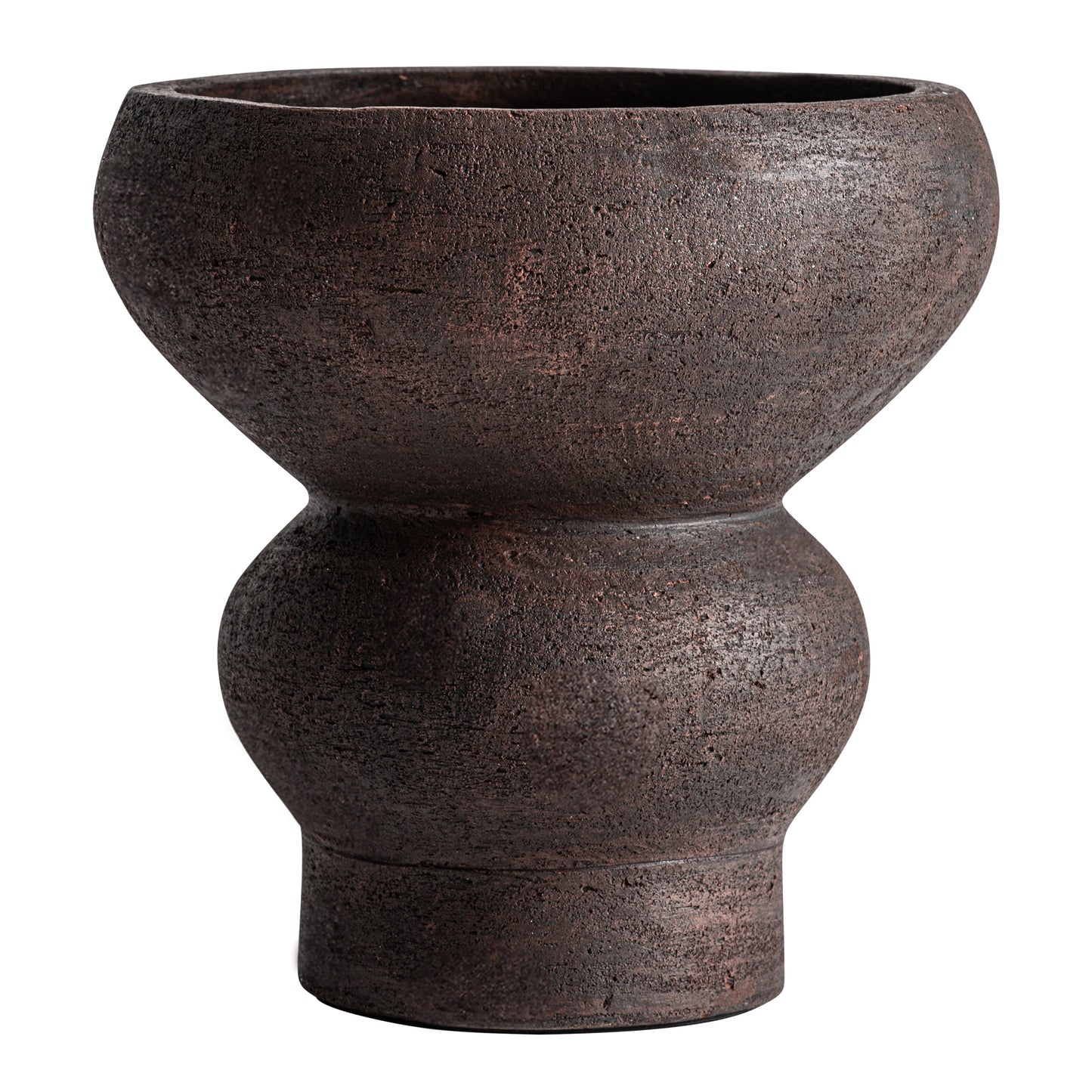 Jarrón en terracota mate OKAR P de 26×26×26 cm, color marrón oscuro y textura contemporánea, ideal como jarrón decorativo para cualquier espacio moderno.