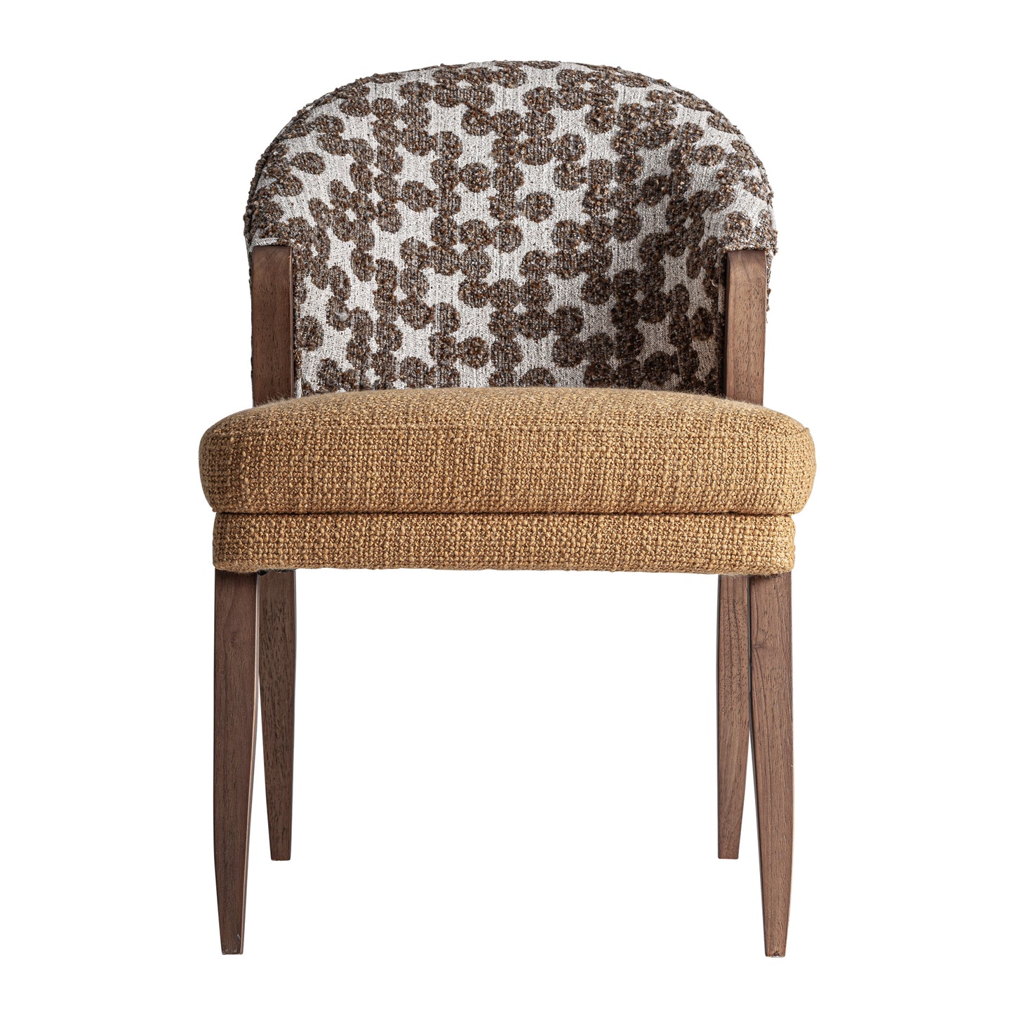 La silla de comedor KALESHA cuenta con respaldo curvado, tapicería texturizada en marrón y blanco, cojín de asiento mostaza y patas de madera. Fabricada en madera y algodón en tonos marrones, mide 56×68×85 cm.