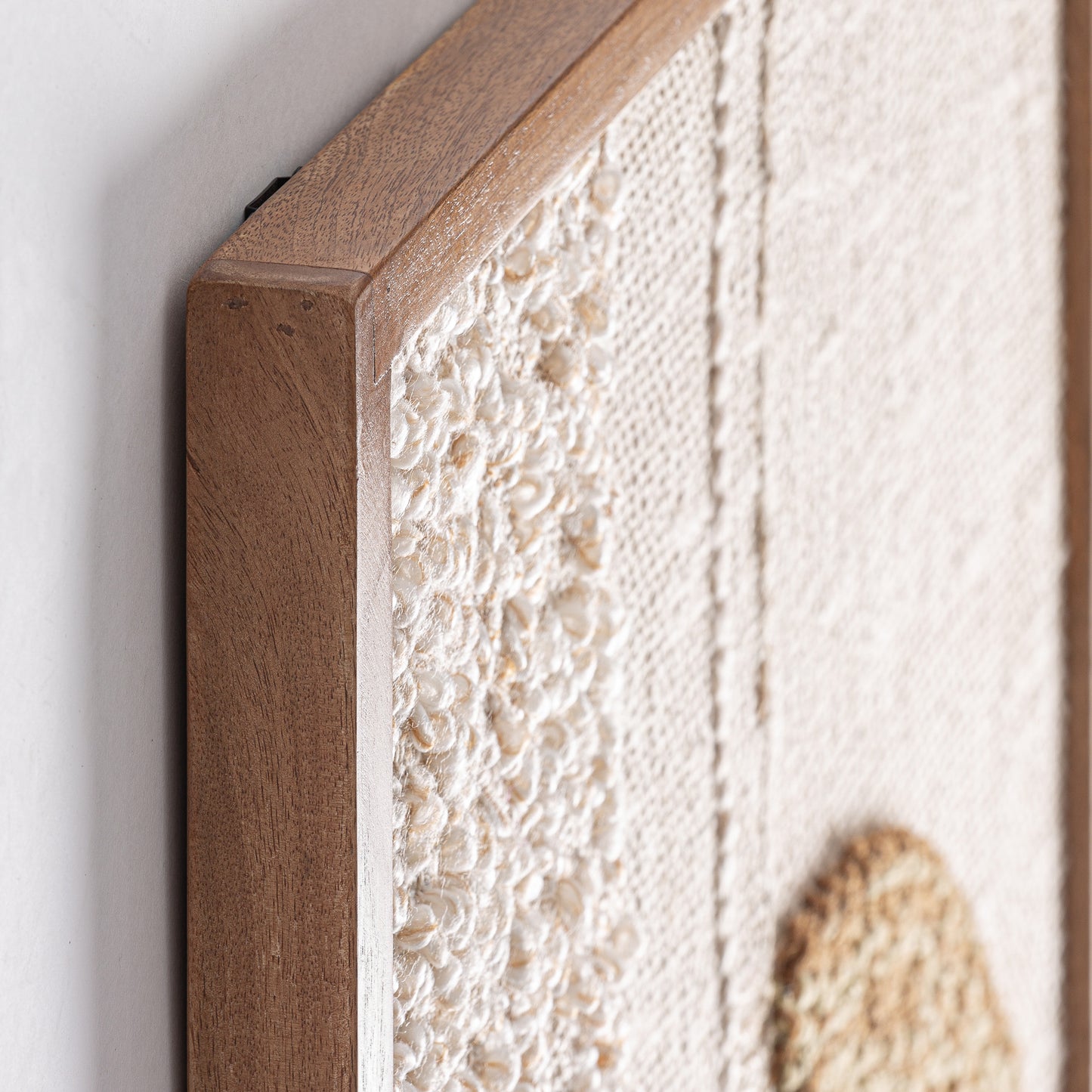 Primer plano del Cuadro abstracto en algodón tonos neutros y madera de mango marrón 76×4×107 cm - moderno- TUM, mostrando sus detallados motivos en lienzo de algodón y el marco de madera de mango en tonos neutros.