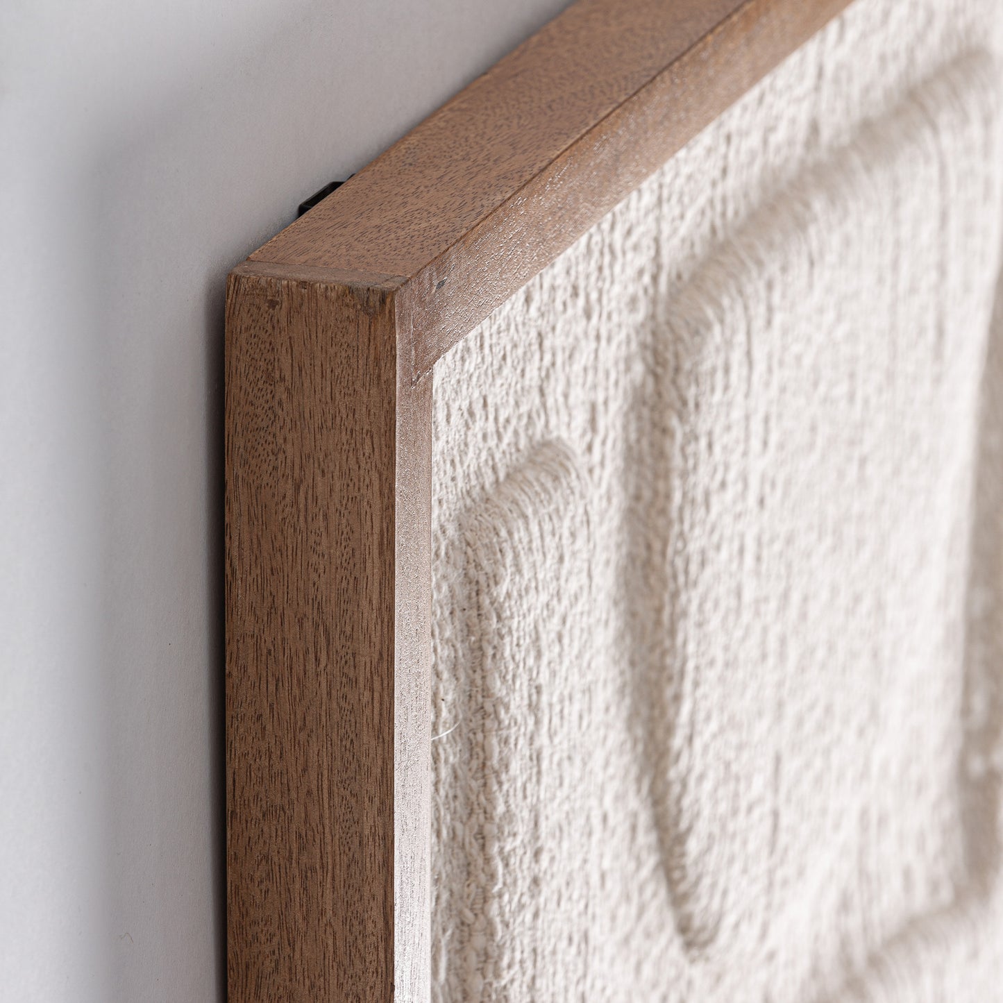 Detalle del cuadro abstracto SOBEK en algodón blanco roto y madera de mango marrón (76×4×107 cm), una pieza moderna perfecta para la decoración contemporánea.