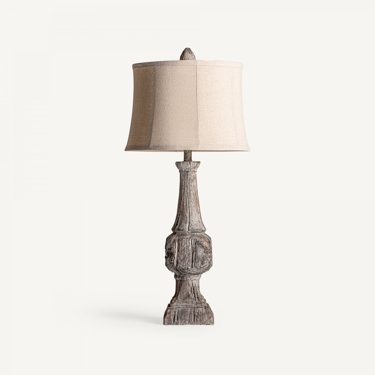 La lámpara de sobremesa en resina marrón envejecida Hadra, con pantalla beige, aporta estilo rústico e iluminación suave a cualquier espacio sobre fondo blanco.