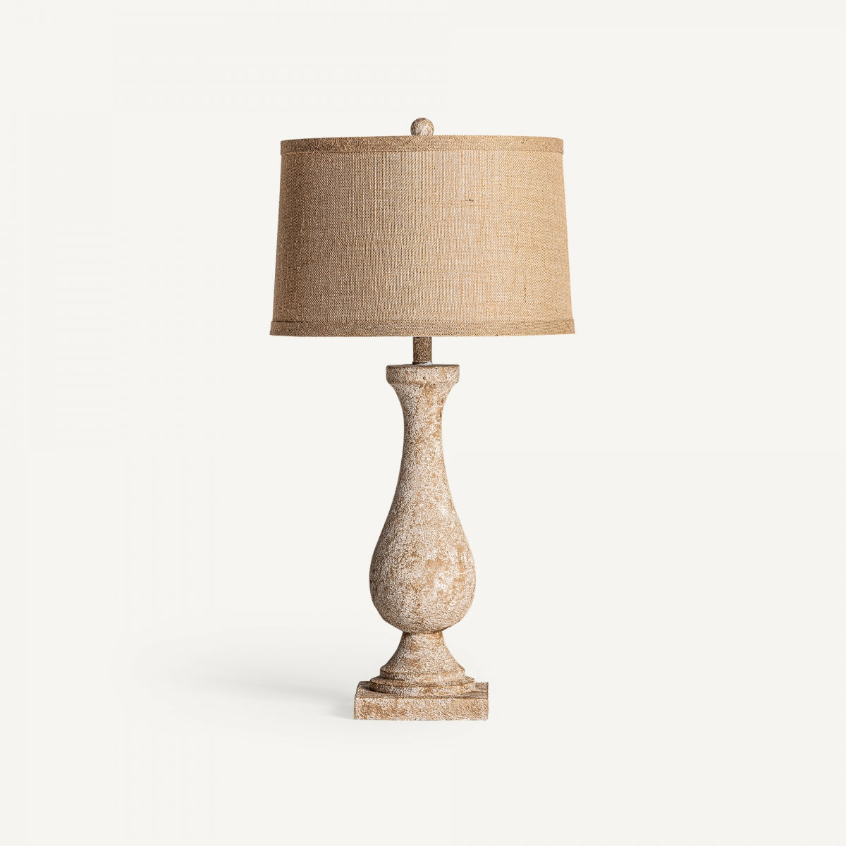 La Lámpara de mesa en resina y yute Provence incluye una base de cerámica texturizada en color beige con una pantalla de tambor de tela, que irradia un encanto de estilo provenzal que realza cualquier habitación.