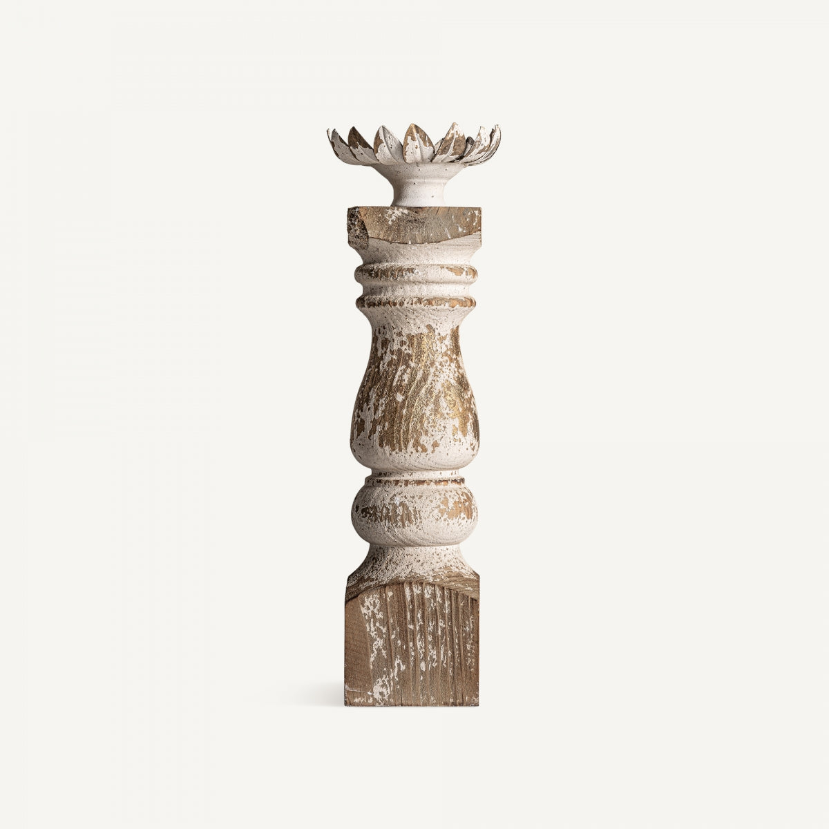 El portavelas de hierro y madera Abert es de color blanco desgastado con un pilar de madera y un diseño floral en la parte superior, que recuerda al estilo colonial, sobre un fondo liso.