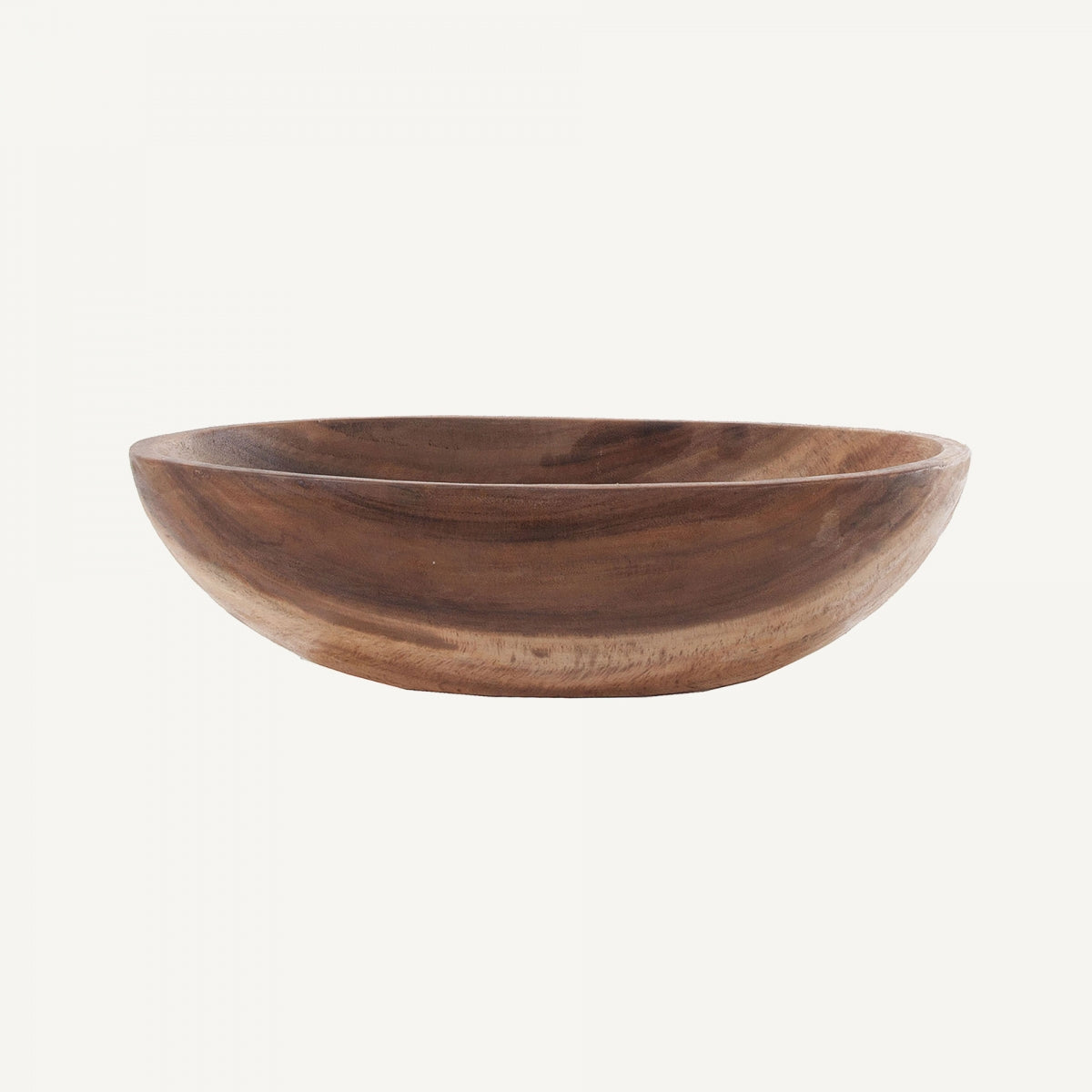 El CUENCO NAKURU es un cuenco de madera redondo y poco profundo de estilo colonial, elaborado con suave madera de acacia con un acabado liso, que se muestra sobre un fondo blanco liso.