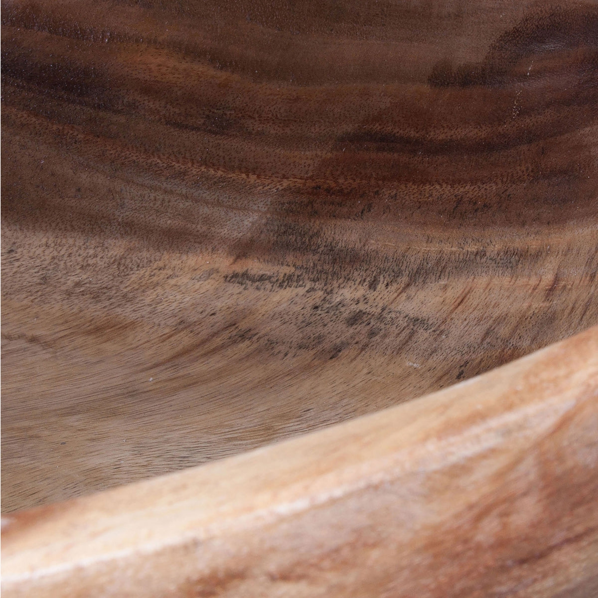 Vista de cerca del CUENCO NAKURU, que muestra las variaciones naturales de vetas y colores de la madera de acacia, elaborado con técnicas artesanales.