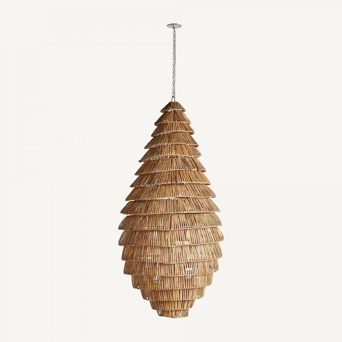 La lámpara colgante de ratán Vic presenta una forma de lágrima tejida con un diseño de ratán en capas, suspendida por una cadena metálica sobre un fondo blanco liso. Es perfecta para realzar la decoración del hogar con su elegancia y encanto natural.