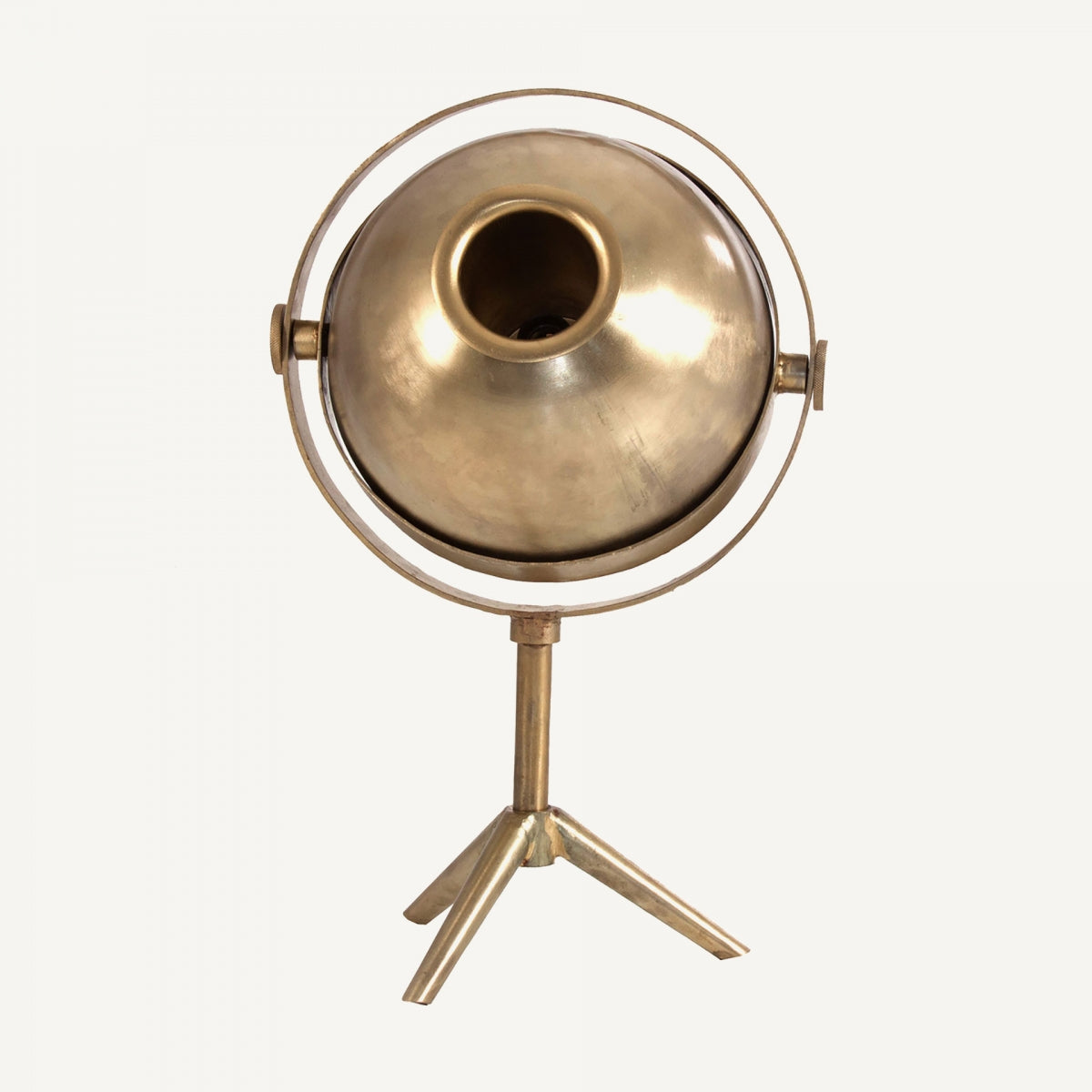 La lámpara de sobremesa en hierro y latón Barzy presenta un diseño esférico con abertura circular, montada sobre trípode y un marco redondo, acabada en elegante oro mate.