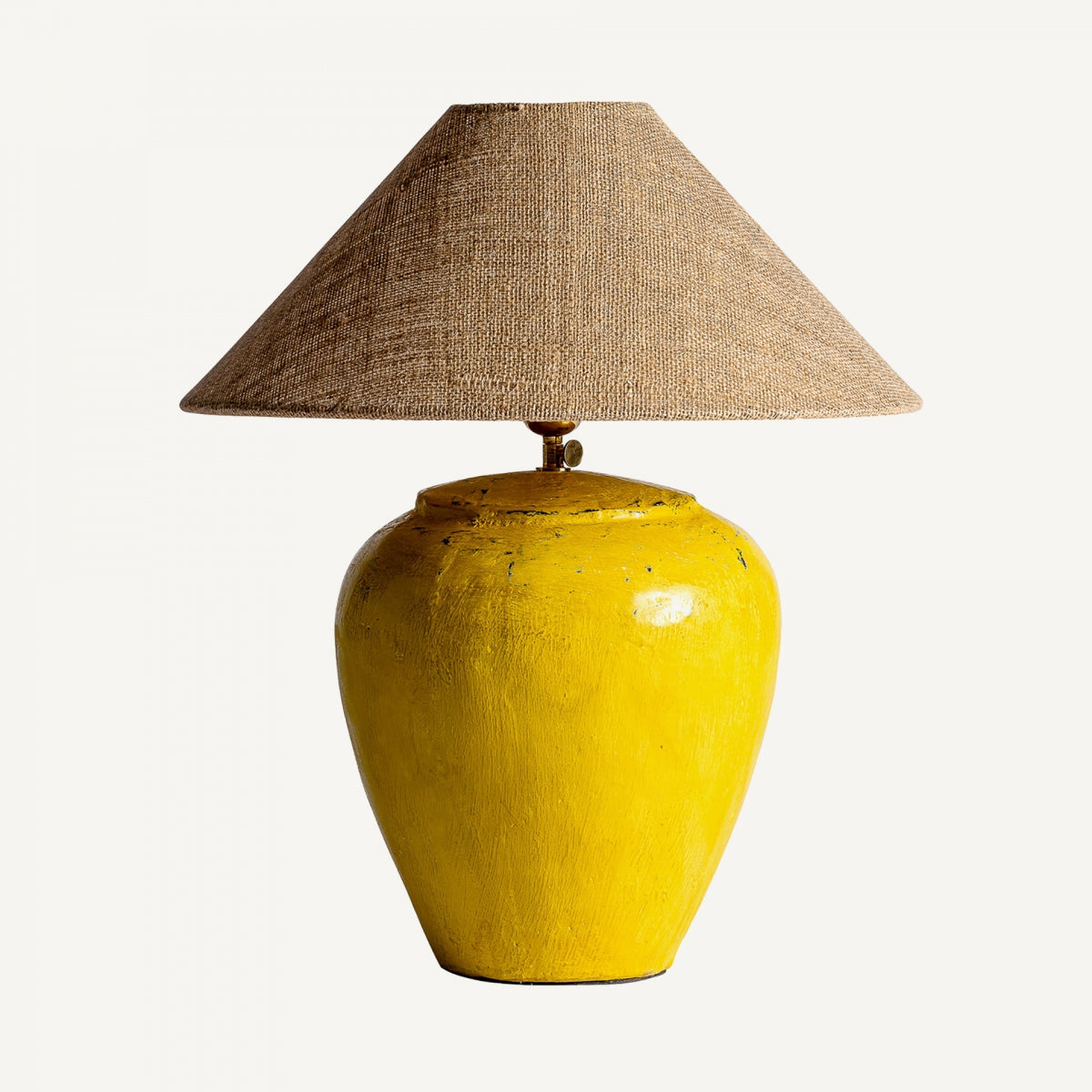 La Lámpara de sobremesa en terracota y yute Kitsch-95, de terracota amarilla y pantalla ancha y texturizada de color marrón, destaca sobre un fondo blanco liso con auténtico estilo vintage.