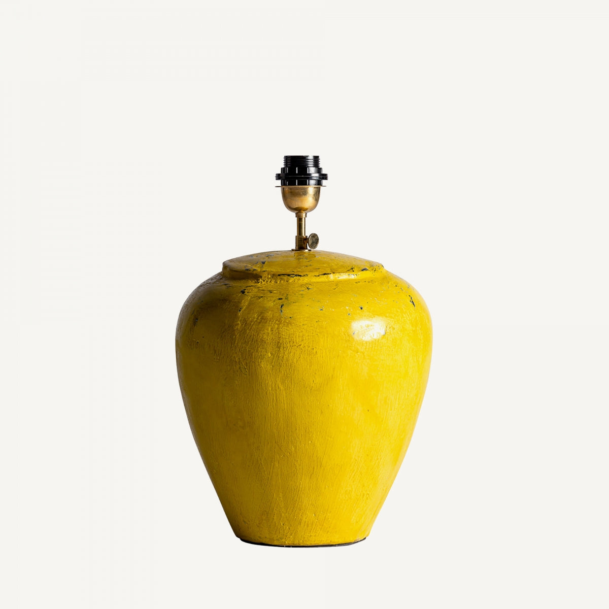 La lámpara de sobremesa en terracota y yute Kitsch-95 luce una base cerámica amarilla brillante y casquillo metálico, perfecta para añadir un irresistible toque vintage a cualquier ambiente.