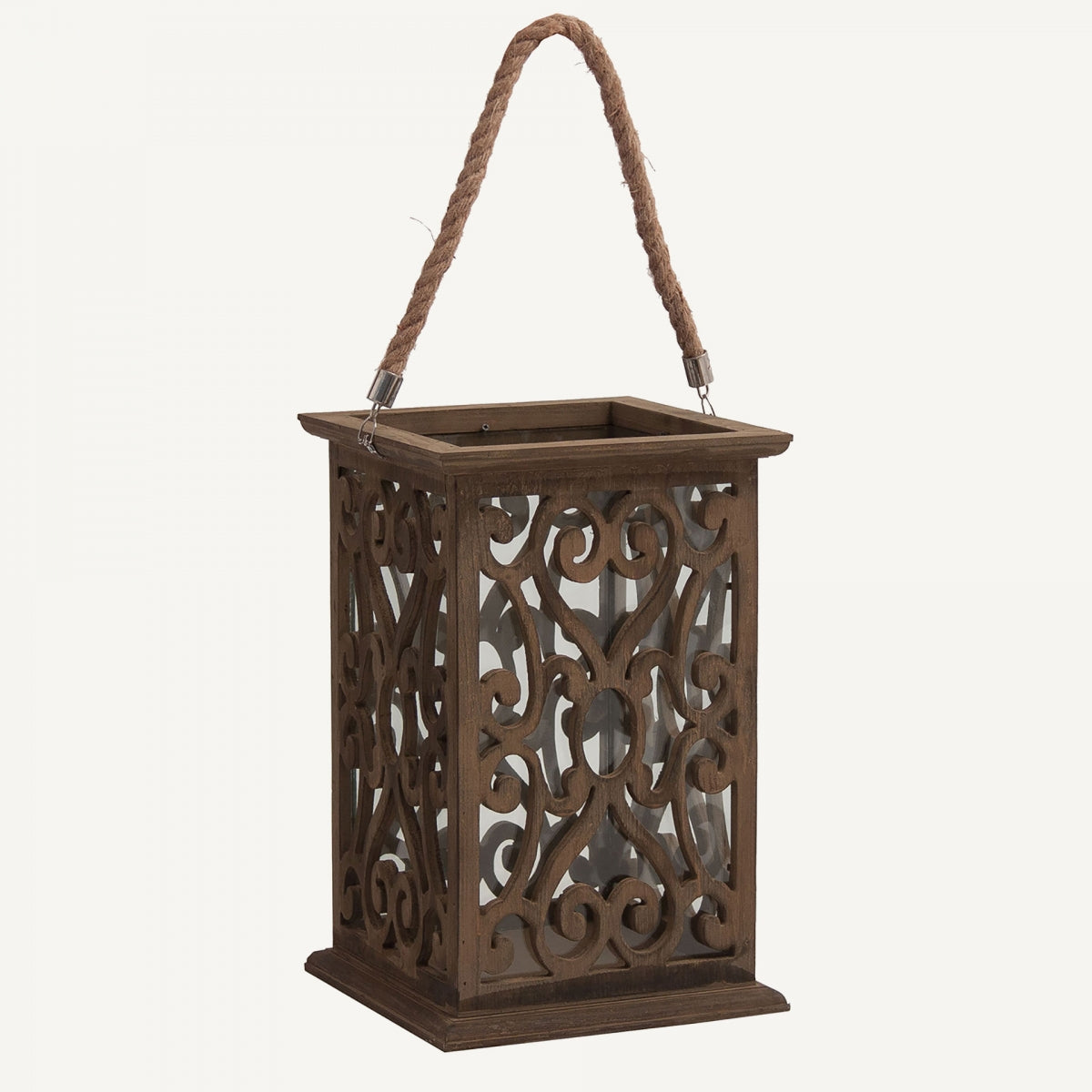 El Portavelas en madera de abeto y vidrio Luray es un farol decorativo rectangular con intrincados patrones recortados, que irradia un encanto de diseño provenzal y cuenta con un elegante mango de cuerda.