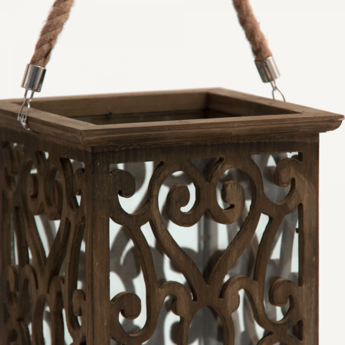 Las "Portavelas en madera de abeto y vidrio Luray" presentan intrincados recortes en forma de corazón y un asa de cuerda, perfectos para agregar un toque de diseño provenzal a su decoración del hogar.